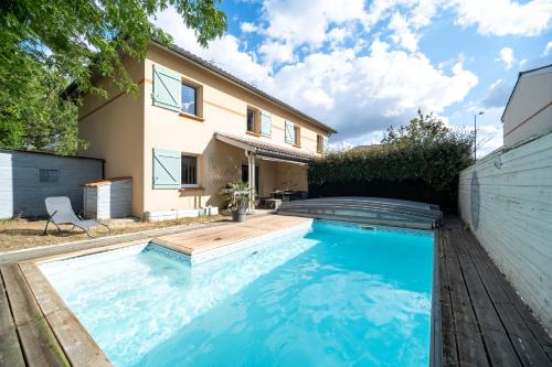 una piscina frente a una casa en Grande Maison Familiale avec Piscine et BBQ, Calme, Proche transport, en Toulouse