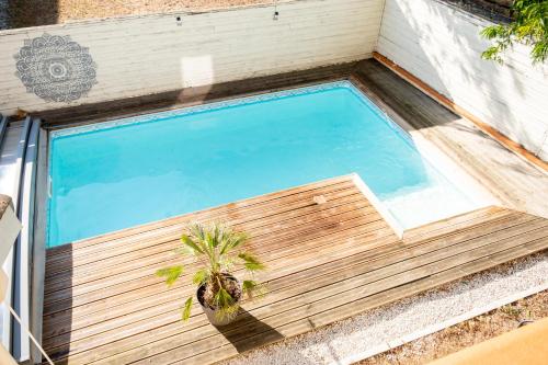 una piscina en medio de una casa en Grande Maison Familiale avec Piscine et BBQ, Calme, Proche transport, en Toulouse