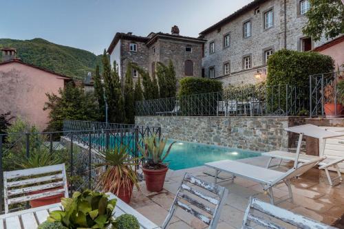 The swimming pool at or close to Palazzo Giusti, Understated Luxury with a Welcoming Ambience on the Hills of Lucca