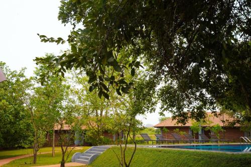 una casa con piscina en un patio en Foresta Resort Sigiriya en Sigiriya