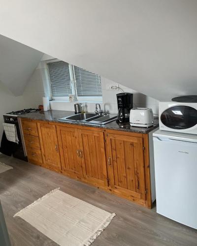 Kuchyň nebo kuchyňský kout v ubytování Gyöngyszem Apartman