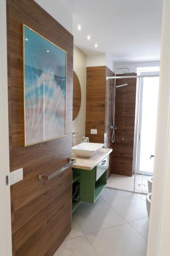 bagno con lavandino e specchio di Calypso Luxury Pool&Spa a Pula