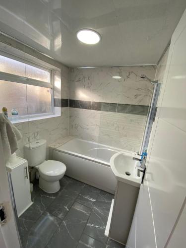 Ett badrum på Two bedroom House in central Hartlepool