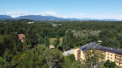 une vue aérienne sur un bâtiment dans les arbres dans l'établissement Como Lake Milano Dream Apartment, à Guanzate