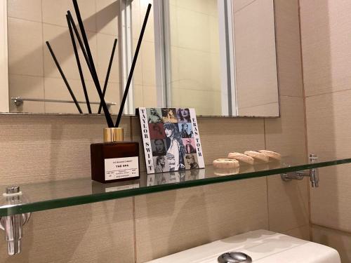 een glazen plank boven een toilet in een badkamer bij Taylor Swift - inspired Staycation in Azure in Manilla