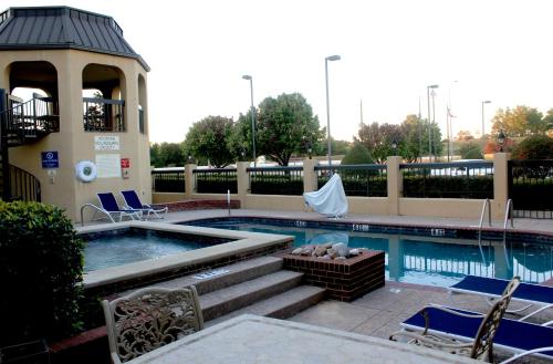a swimming pool with a gazebo and a swimming poolvisor at Days Inn by Wyndham Longview South in Longview