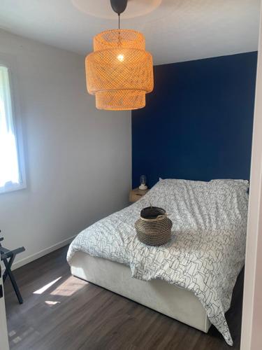 - une chambre dotée d'un lit avec un mur bleu dans l'établissement Appartement Rangeuil Toulouse, à Toulouse
