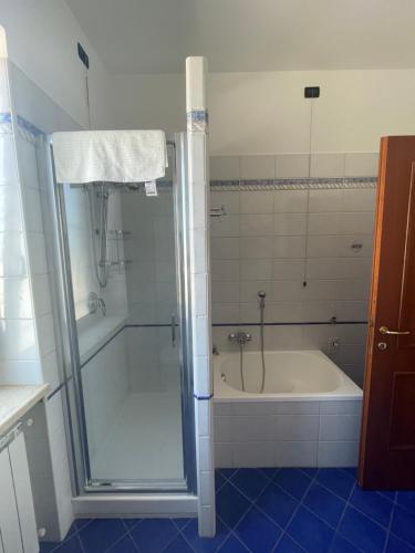 een badkamer met een douche en een bad bij Casa di Peppino in Città Sant'Angelo