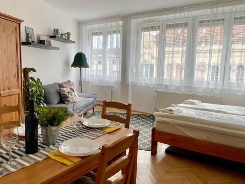 Citymajor Apartment-Free parking في بودابست: غرفة معيشة مع سرير وطاولة وأريكة