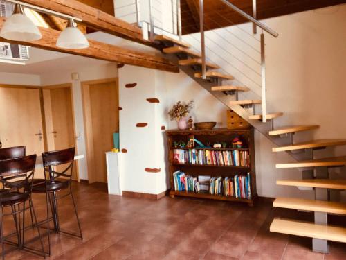 uma sala de estar com uma escada e uma estante de livros em Guesthouse ''Chatonnaye'' 