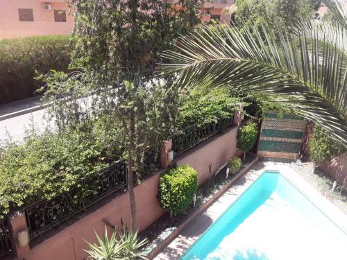 Una vista de la pileta en Villa a Marrakech o alrededores