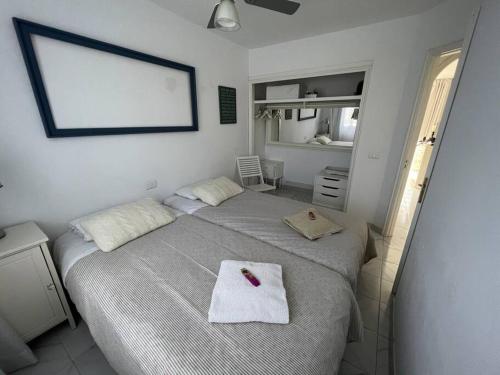 Giường trong phòng chung tại Vacaciones al sol San Agustin con piscina y WIFI