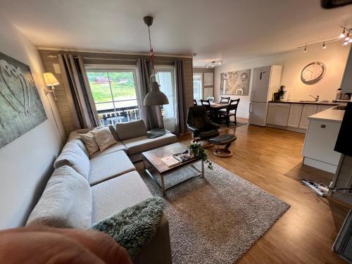 uma sala de estar com um sofá e uma mesa em Experience Tranquility - Your Ideal Apartment Retreat in Uvdal, at the Base of Hardangervidda em Uvdal