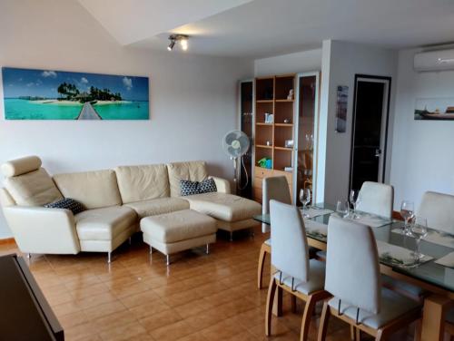 Villa Seaview في سانتا سوزانا: غرفة معيشة مع أريكة وطاولة