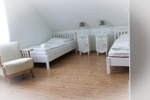 una habitación con 3 camas y una silla. en Staberhuk Baben - großer sonniger Balkon - XL Wohnung en Staberdorf