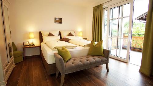 une chambre avec un lit, une chaise et une fenêtre dans l'établissement Villa Eisl-Raudaschl, à Sankt Wolfgang im Salzkammergut