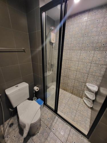華欣的住宿－Apple's La casita condo in Hua Hin，带淋浴、卫生间和玻璃淋浴间的浴室
