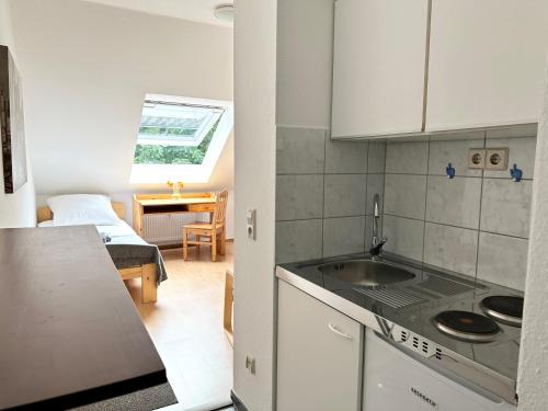 een keuken met een wastafel en een aanrecht bij Möbliertes Apartment-Nahe Zeche Zollverein- in Essen