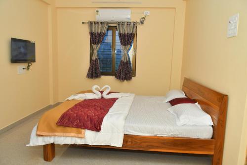 イガットプリにあるHotel jay malhar and lodgingのベッドルーム1室(ベッド1台付)、窓(カーテン付)