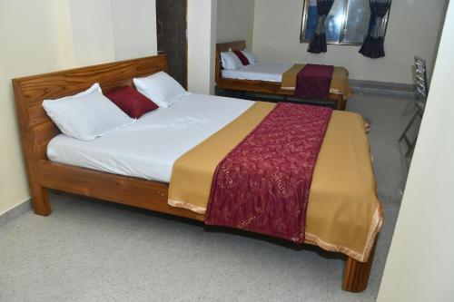 - une chambre avec 2 lits dans l'établissement Hotel jay malhar and lodging, à Igatpuri