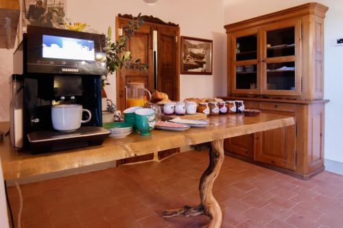 a living room with a table with a television and a coffee maker at Casa bascara in Báscara