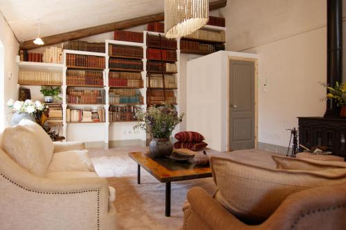 a living room with chairs and a table and books at Casa bascara in Báscara