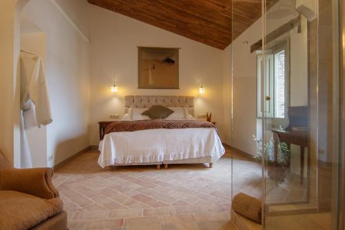 a bedroom with a bed and a glass wall at Casa bascara in Báscara