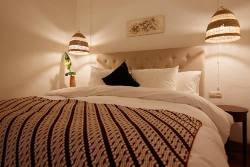 a bedroom with a large bed with two pendant lights at Casa bascara in Báscara
