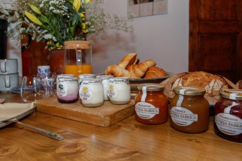 a table with jars of jam and a plate of bread at Casa bascara in Báscara