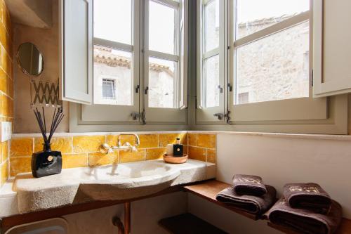 a bathroom with a sink and two windows at Casa bascara in Báscara