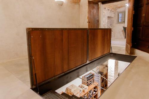 a room with a wooden door and some boxes at Casa bascara in Báscara