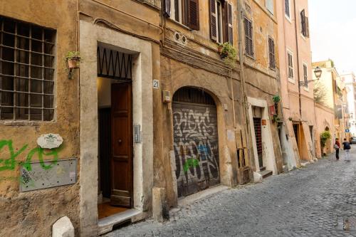 un vicolo in un vecchio edificio con graffiti di BOUTIQUE FLAT -colosseo- a Roma