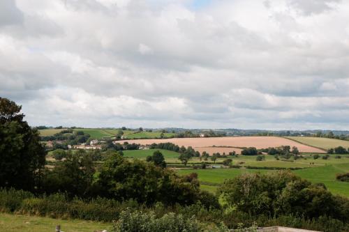 - une vue sur les champs depuis la colline dans l'établissement Kilcon Farmhouse (Newry -Armagh), 