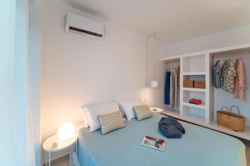 Postel nebo postele na pokoji v ubytování Aquarama Pool Apts.