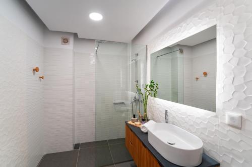 Koupelna v ubytování Aquarama Pool Apts.