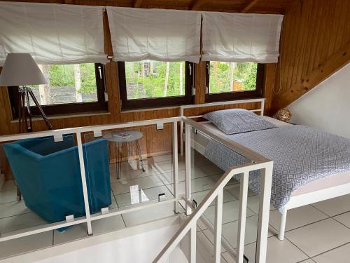 Habitación pequeña con cama y ventana en Appartement, en Burgdorf