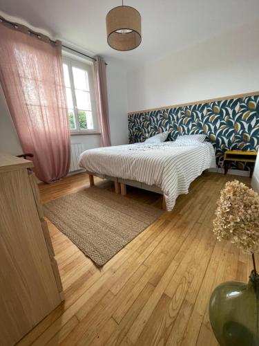 una camera da letto con un letto e una finestra di Maison familiale 8 p en vallée de Dordogne - Lot a Tauriac