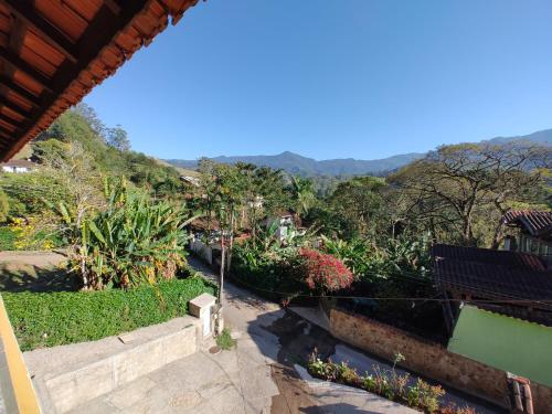 a view of a garden with mountains in the background at Pousada Solar das Flores Maringá RJ Visconde de Mauá in Visconde De Maua