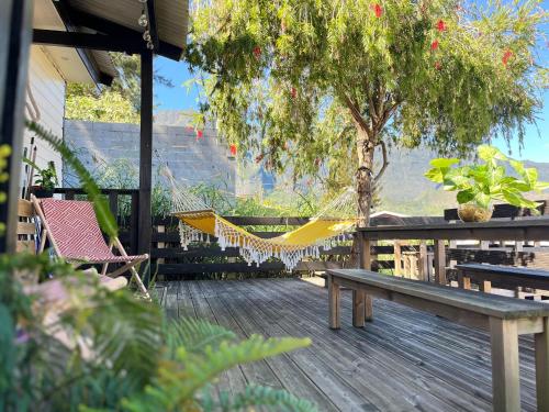- un hamac sur une terrasse avec un banc et un arbre dans l'établissement Ti'Laos, à Cilaos