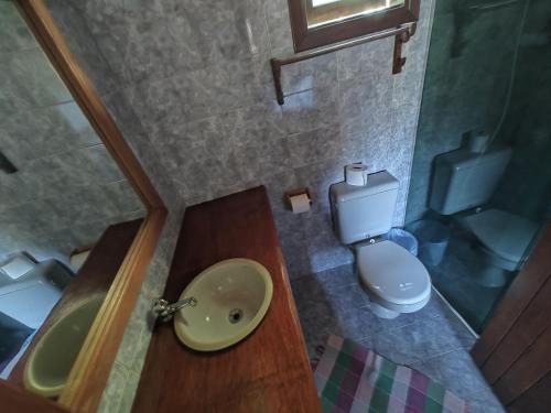 an overhead view of a bathroom with a toilet and a sink at Pousada Solar das Flores Maringá RJ Visconde de Mauá in Visconde De Maua