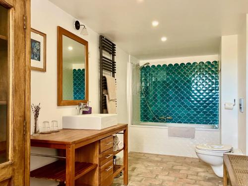 La salle de bains est pourvue d'un lavabo et de toilettes. dans l'établissement Holiday home L'Autre Maison, à Saint-Jean-de-Ceyrargues