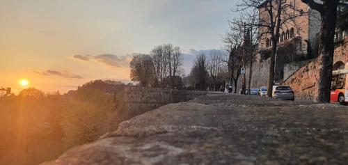 una calle con coches aparcados al lado de una carretera en Angels Home Città Alta, en Bérgamo