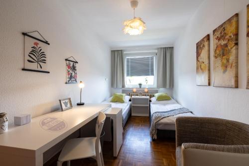 um quarto com uma cama e uma secretária num quarto em 3 Zimmer Familienwohnung mit WLAN & Netflix em Mönchengladbach