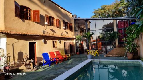 una casa con piscina al lado de un edificio en Nid aigle 3 Suites, en Río de Janeiro