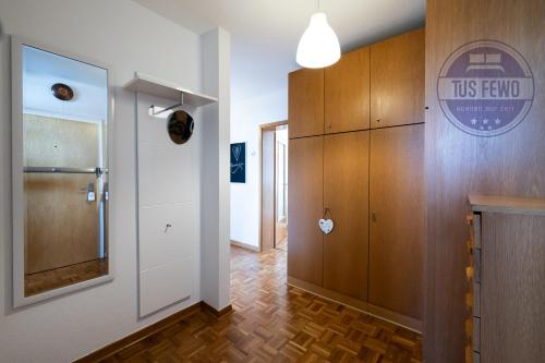 un pasillo con un cartel usfaho en la pared en 3 Zimmer Familienwohnung mit WLAN & Netflix en Mönchengladbach