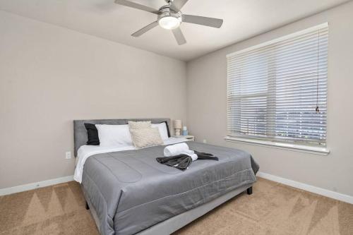 a bedroom with a bed and a ceiling fan at 1 BR Modern Escape Mins fromTX Med Center FREE Parking in Houston