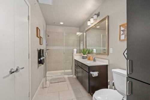 uma casa de banho com um chuveiro, um WC e um lavatório. em 1 BR Modern Escape Mins fromTX Med Center FREE Parking em Houston