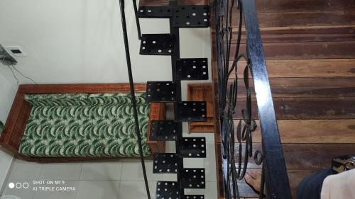 a spiral staircase in a house with a green carpet at Cantinho na Chi´apada II in Lençóis
