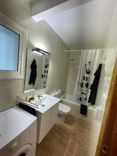a bathroom with a sink and a toilet and a tub at Apartamentos Vistalmar in Peñíscola