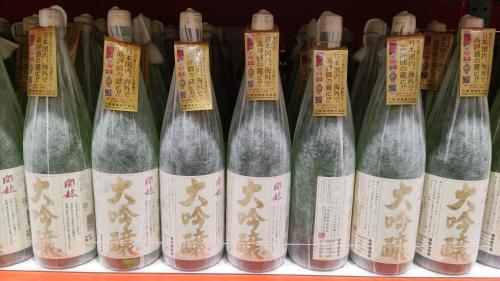 Kitagata和室+洋室+日本酒飲放題/Premier Guest House的架子上一排酒